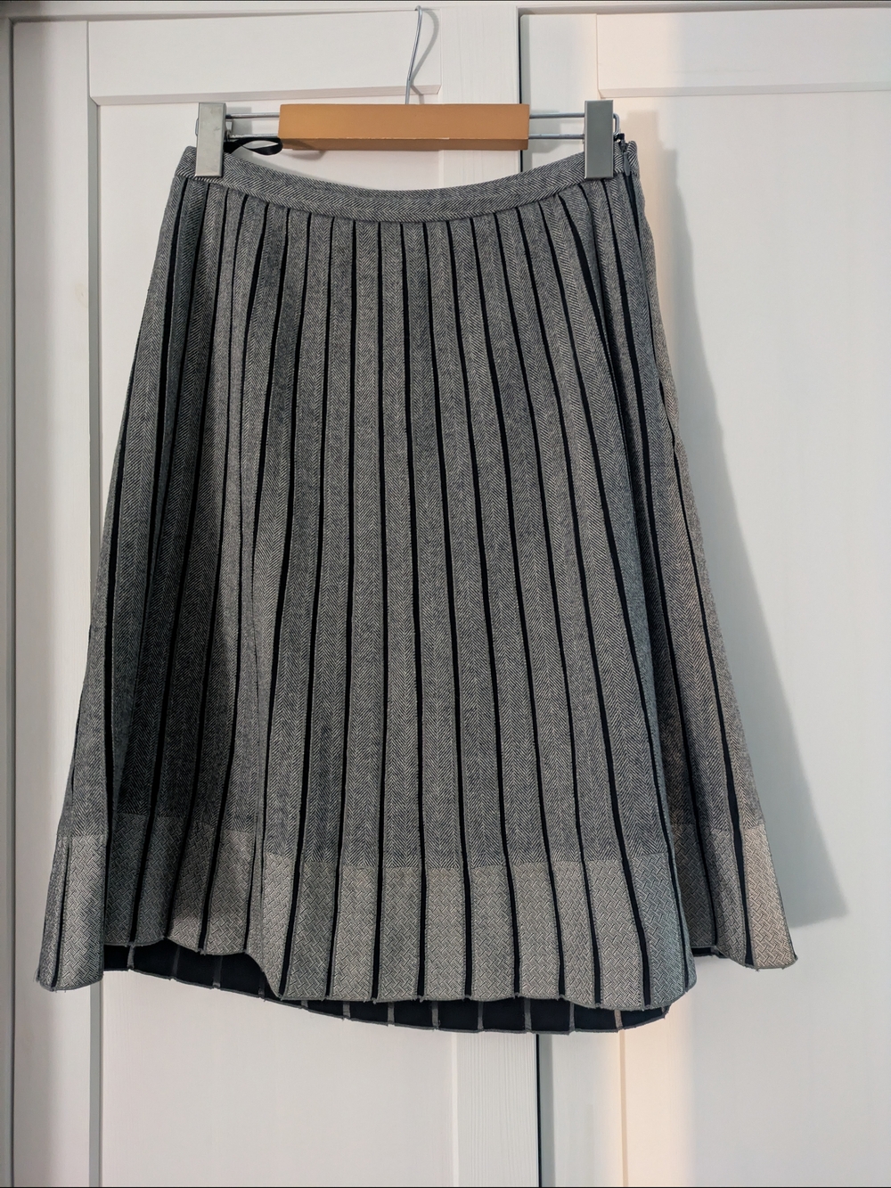 Escada Wool Silk Grey Pleated Midi Skirt Small Luxury Herringbone Size S